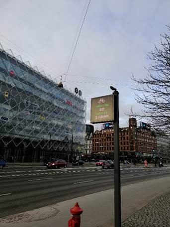A street with cars and a sign

AI-generated content may be incorrect.